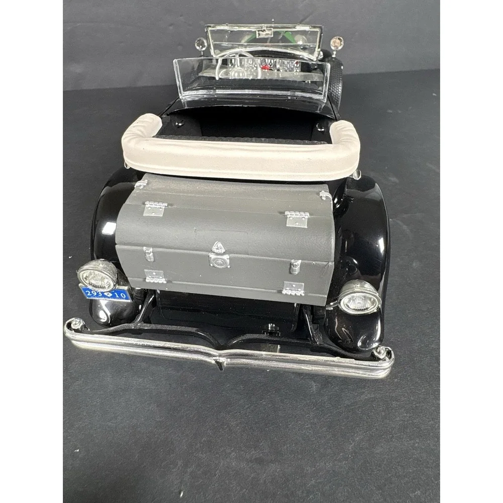 1934 Duesenberg Convertible Green Black 1:18 Signature Models Diecast Car